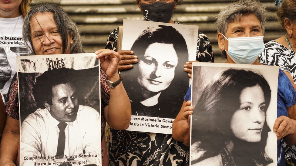 Al menos 8.000 personas desaparecieron durante la guerra civil salvadoreña. (GETTY IMAGES)