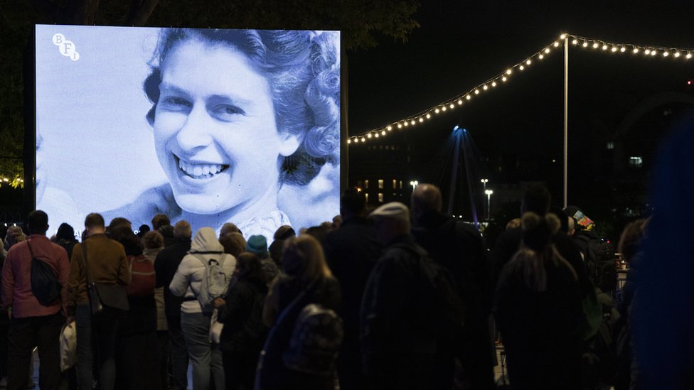 Ciudadanos hacen cola durante la madrugada para entrar en la capilla ardiente de Isabel II.