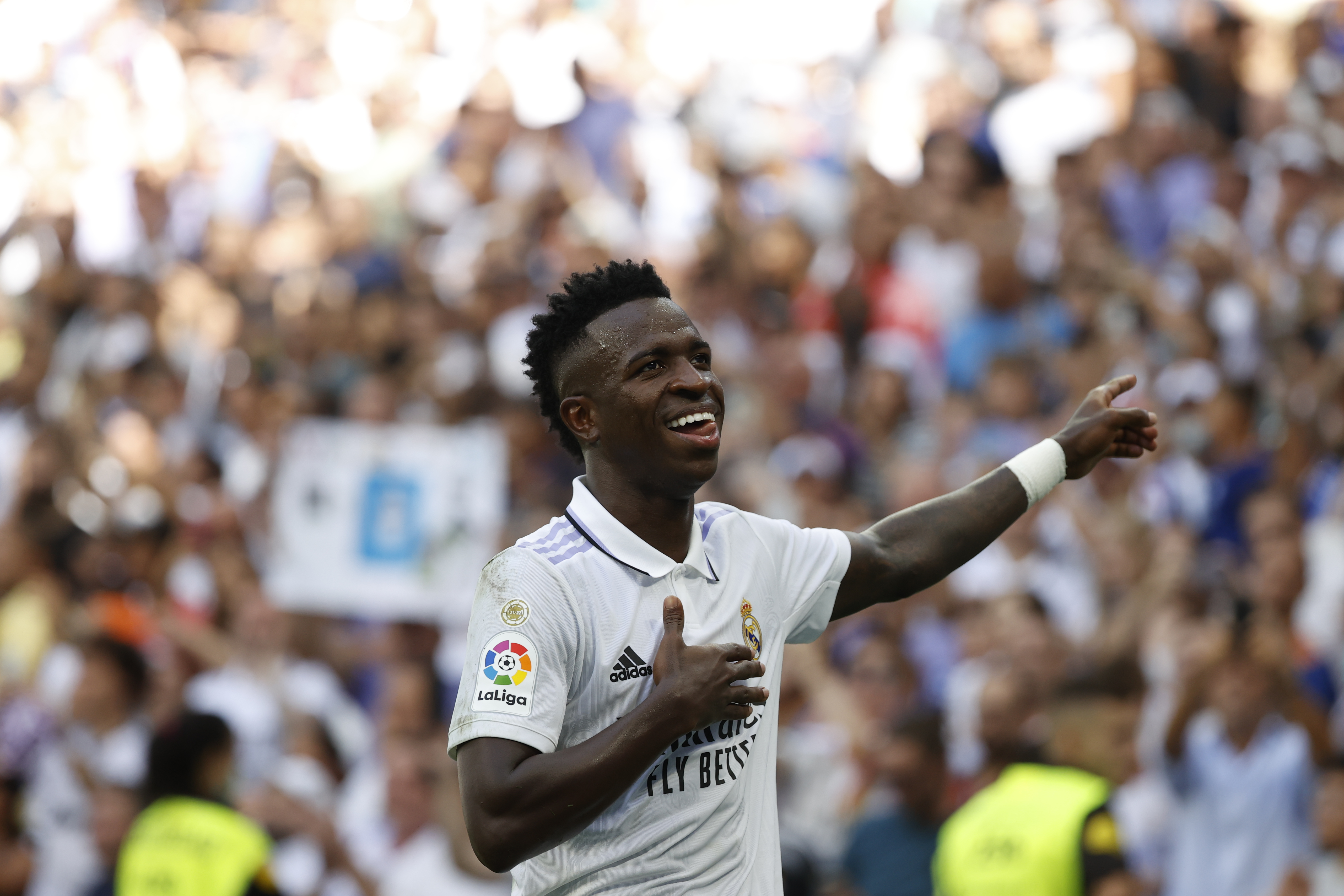 El delantero brasileño del Real Madrid, Vinicius Jr celebra su tanto ante el RCD Mallorca durante el partido correspondiente a la jornada 5 de LaLiga disputado ante el RCD Mallorca, este domingo en el estadio Santiago Bernabéu. Foto Prensa Libre (EFE)