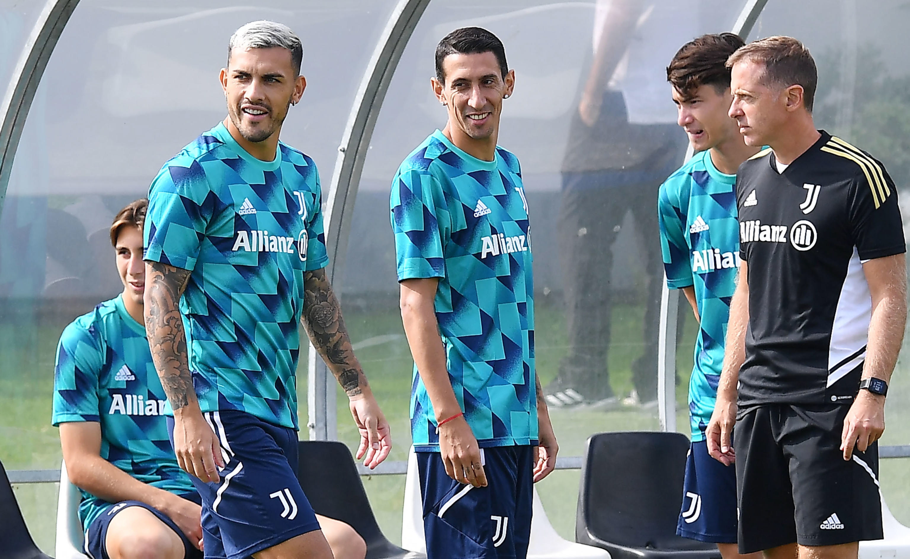 Los argentinos Leandro Paredes y Di María durante la práctica de este martes de cara al juego contra el Benfica el miércoles. (Foto Prensa Libre: EFE)