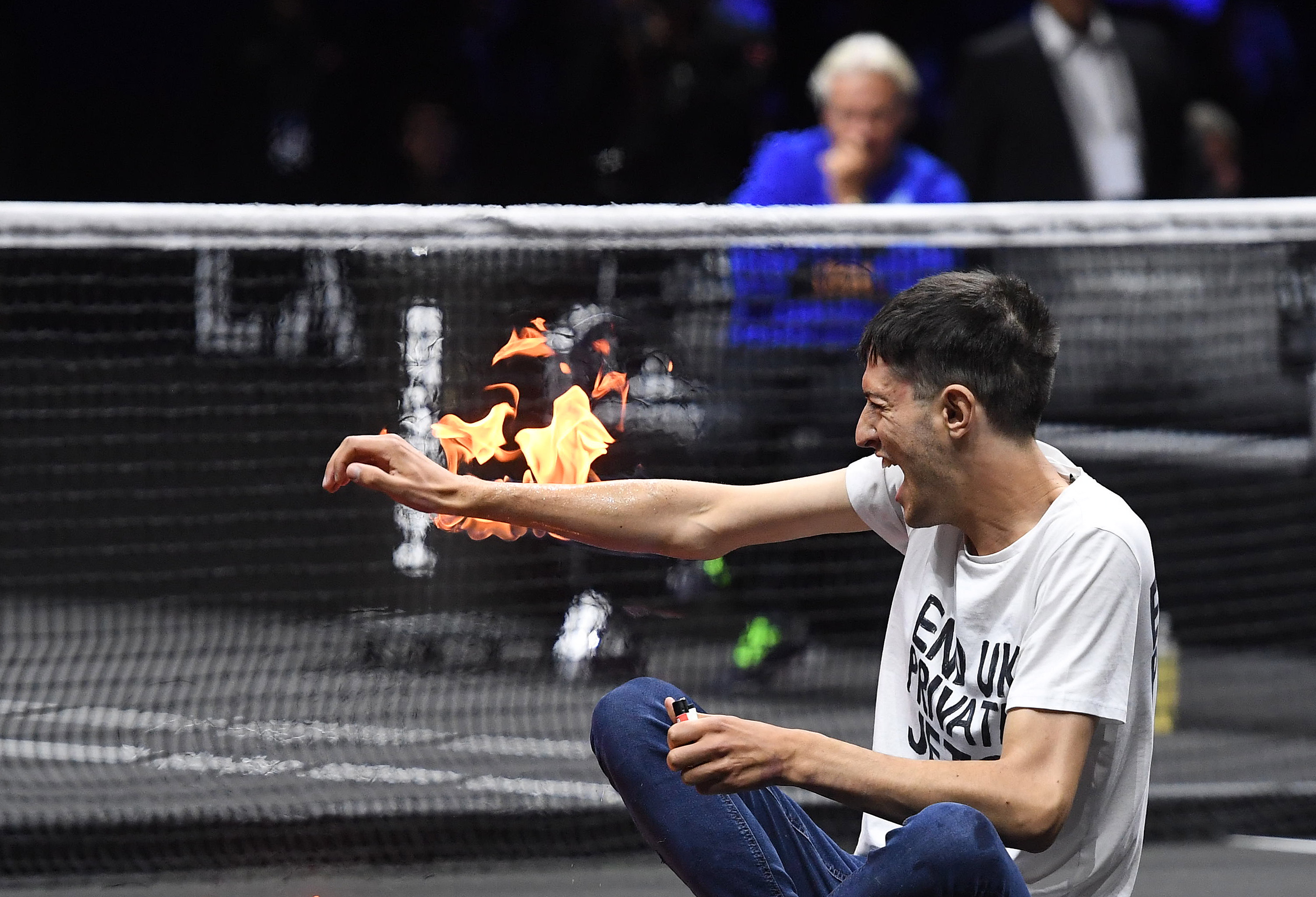 El joven protestó prendiéndose fuego el brazo ante la mirada de cientos de aficionados. (Foto Prensa LIibre: EFE)