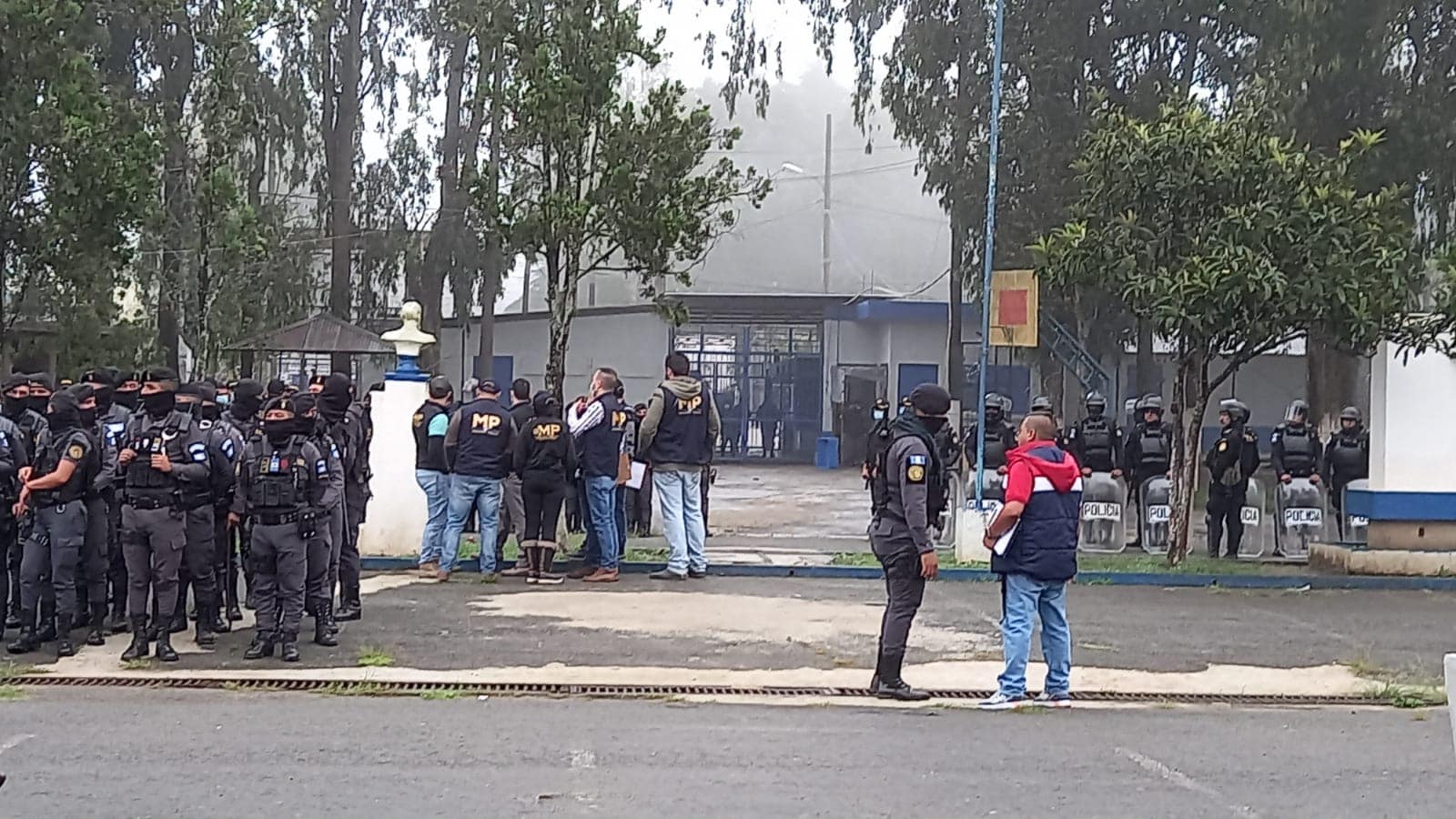 Autoridades realizaron una requisa en junio 2022 en la Granja Modelo de Rehabilitación Pavón, Fraijanes, por agentes penitenciarios, con apoyo de Policía Nacional Civil. (Foto: Prensa Libre. Hemeroteca PL)