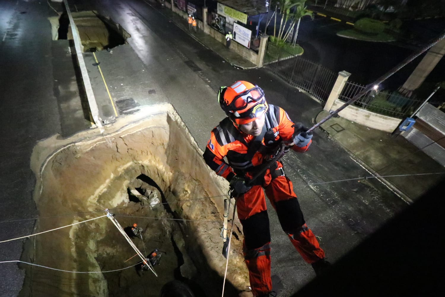 Elementos de Bomberos Voluntarios han atendido esta emergencia que ocurrió en Villa Nueva. Buscan a dos personas desaparecidas en el socavón. Foto Bomberos Voluntarios.