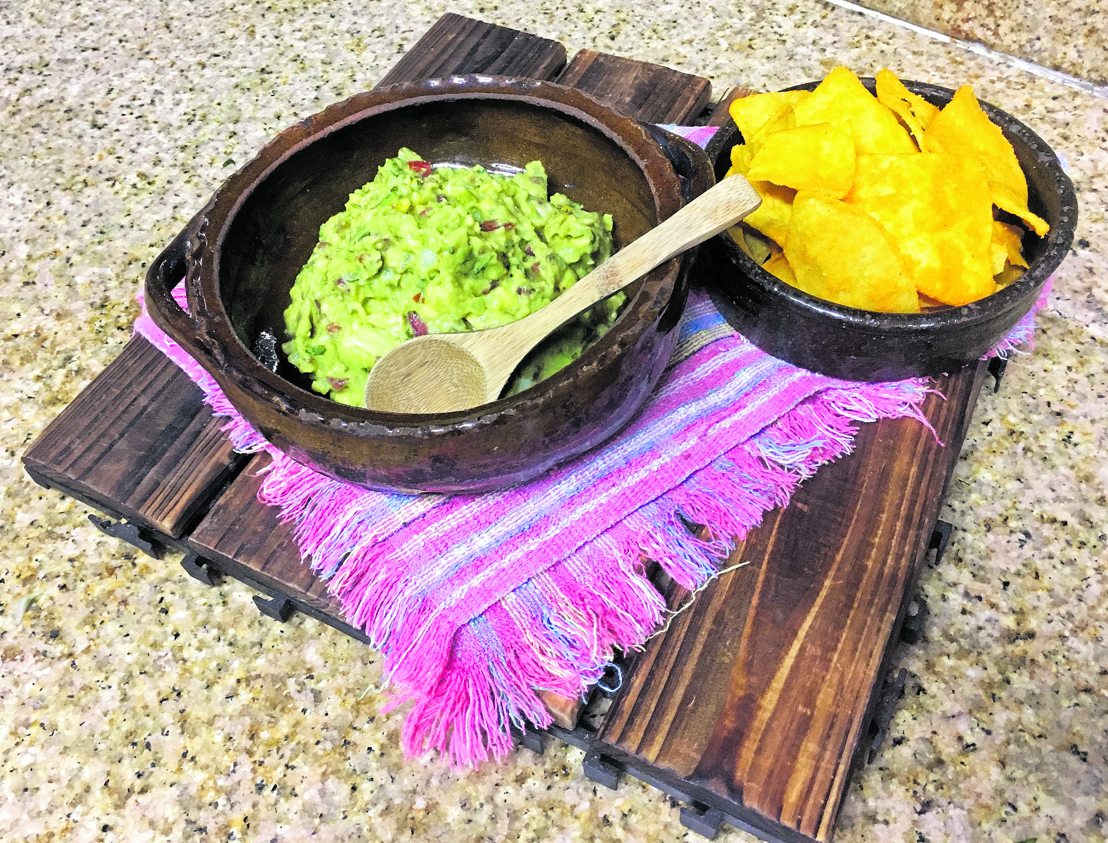 El sabor del guacamol se intensifica, si se machaca en un molcajete de piedra, para lograr la consistencia perfecta del acompañamiento ideal de infinidad de platillos guatemaltecos o de la cocina internacional. (Foto: Hemeroteca PL)