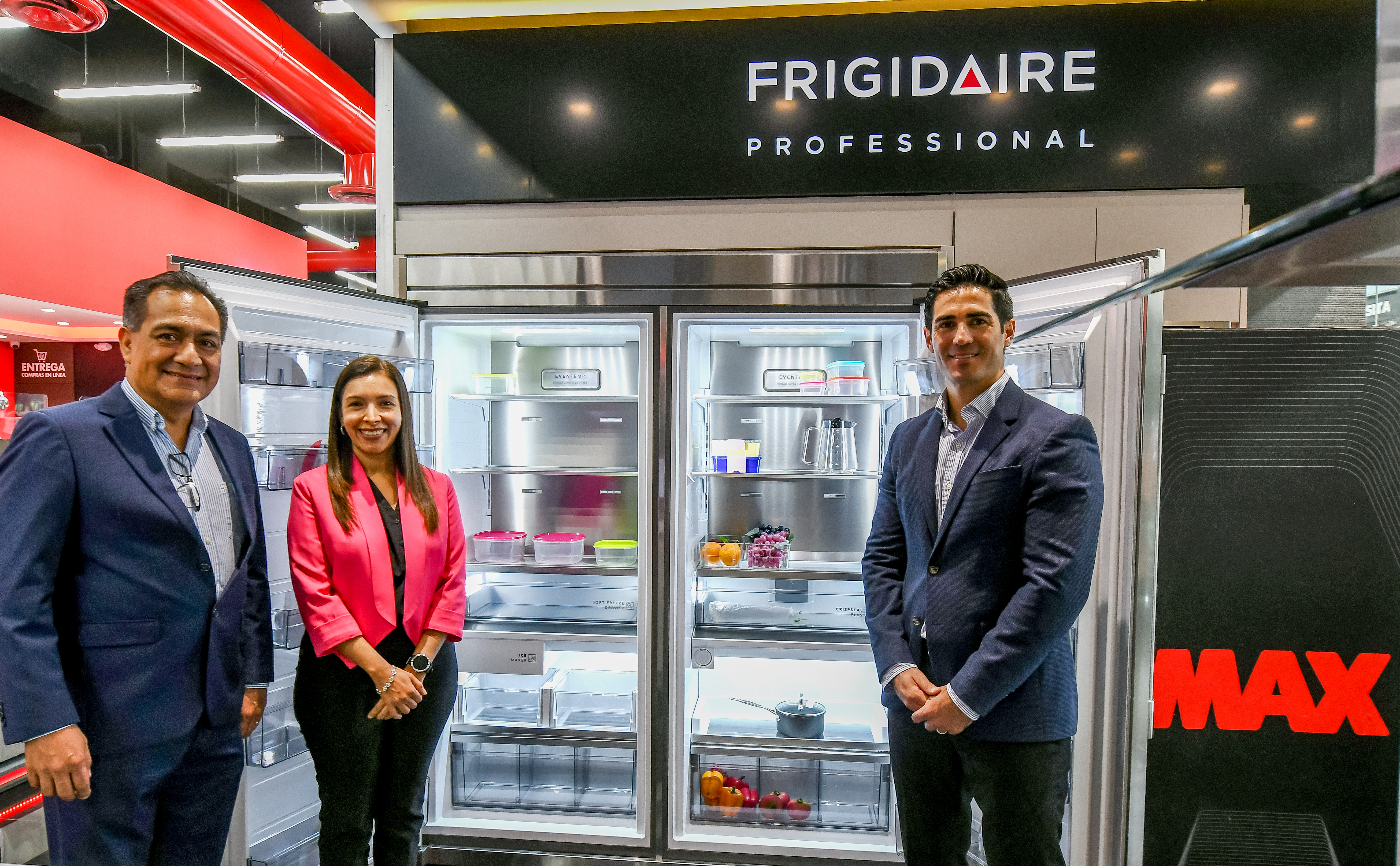 Roberto Sánchez, gerente comercial de Frigidaire; Patricia González, gerente de categoría línea blanca de Grupo Distelsa; y Hugo Martínez, director comercial de Electrolux Latinoamérica. Foto Prensa Libre: Sergio Muñoz