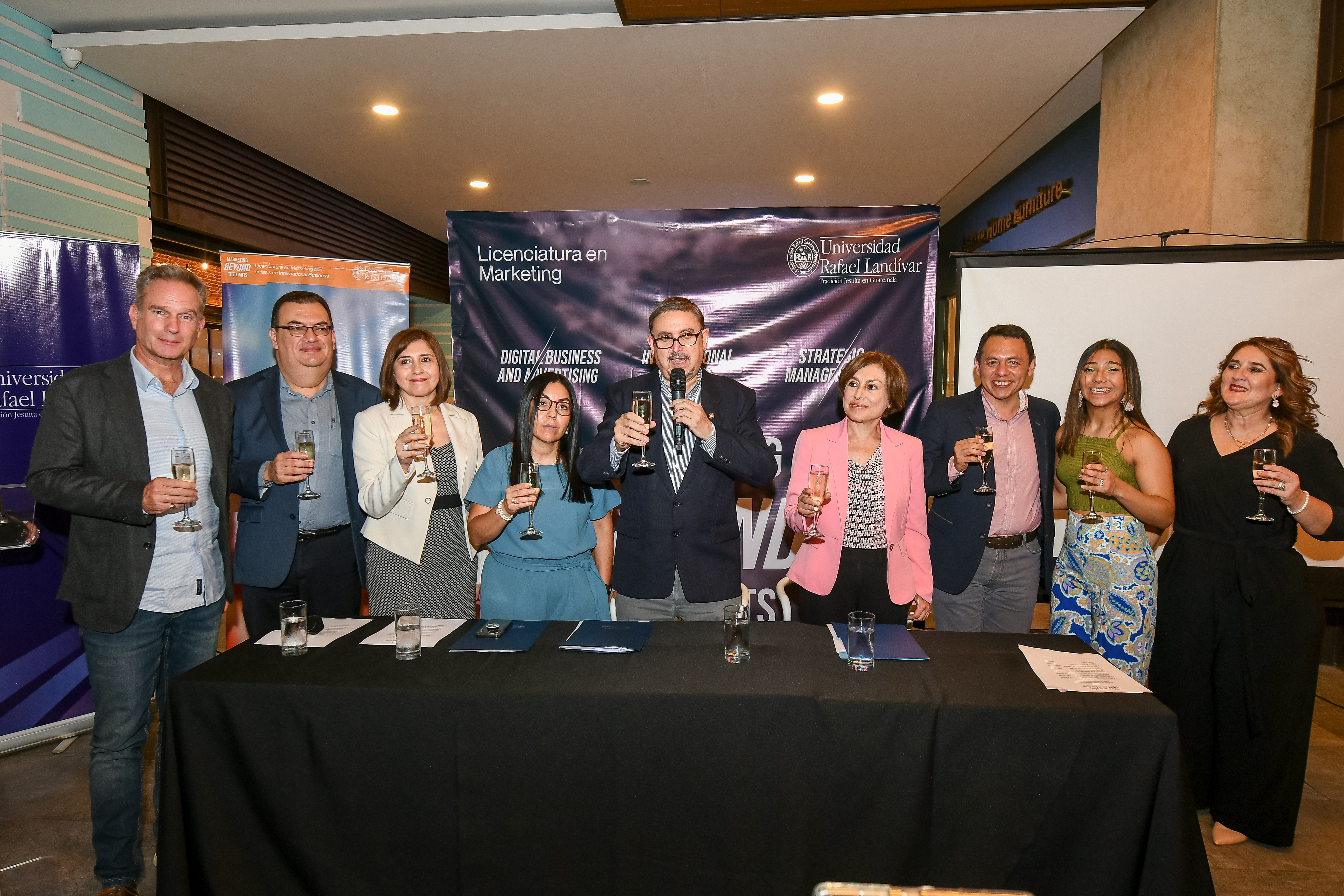 Autoridades de la Universidad Rafael Landívar e invitados especiales hicieron el brindis como apertura de las nuevas carreras. Foto Prensa Libre: Sergio Muñoz