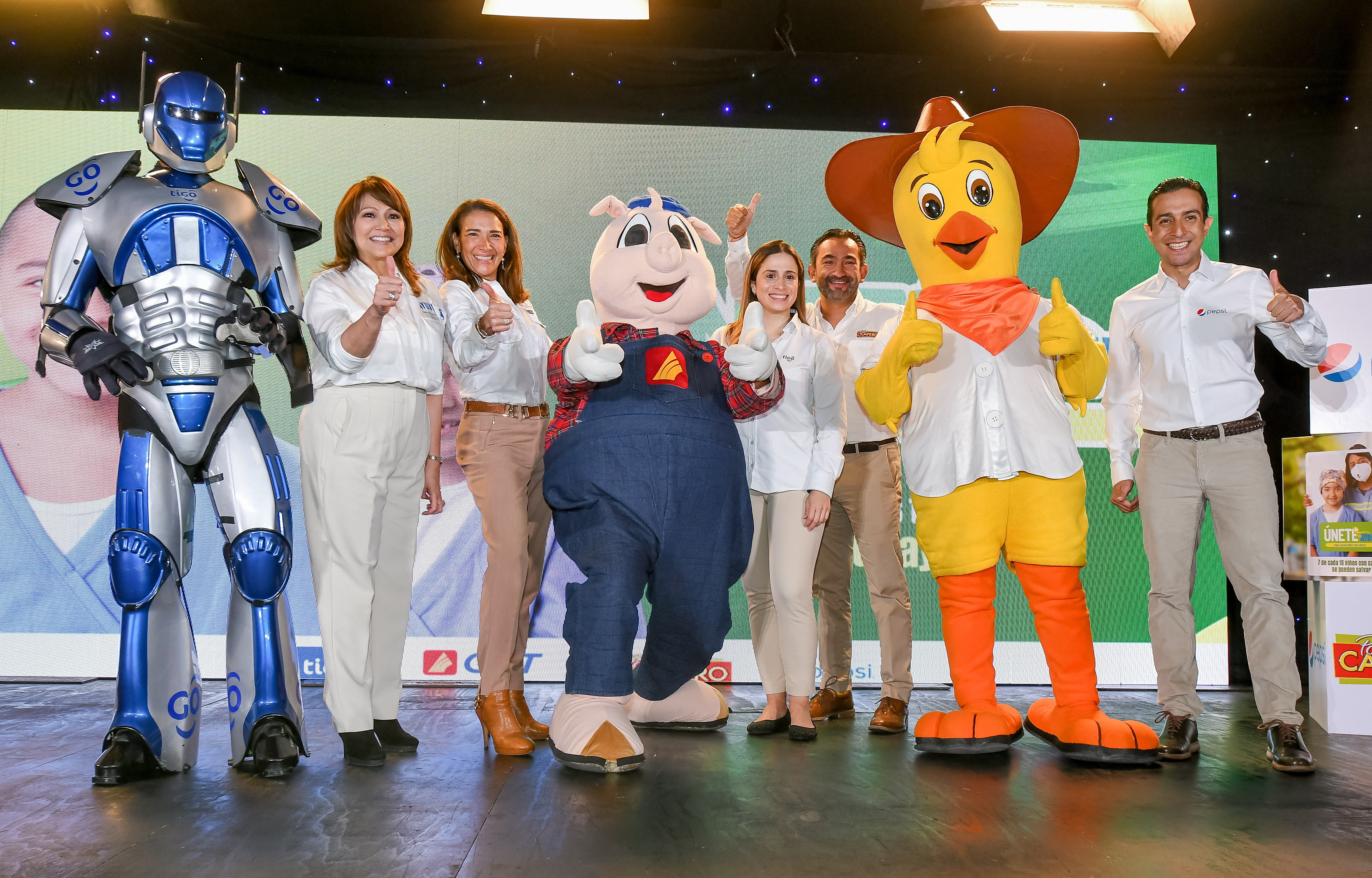 Rosa María de Frade, presidenta de la Junta Directiva de AYUVI; Ana Lucrecia Montes, directora de Comité Administrativo de Banco G&T Continental; Melissa Martínez, gerente de Responsabilidad Corporativa de TIGO; Rodrigo del Cid, director de Mercadeo RCA, CMI Alimentos; y 5.Jorge Girón,  gerente de Gente y Gestión de cbc Guatemala. Foto Prensa Libre: Sergio Muñoz