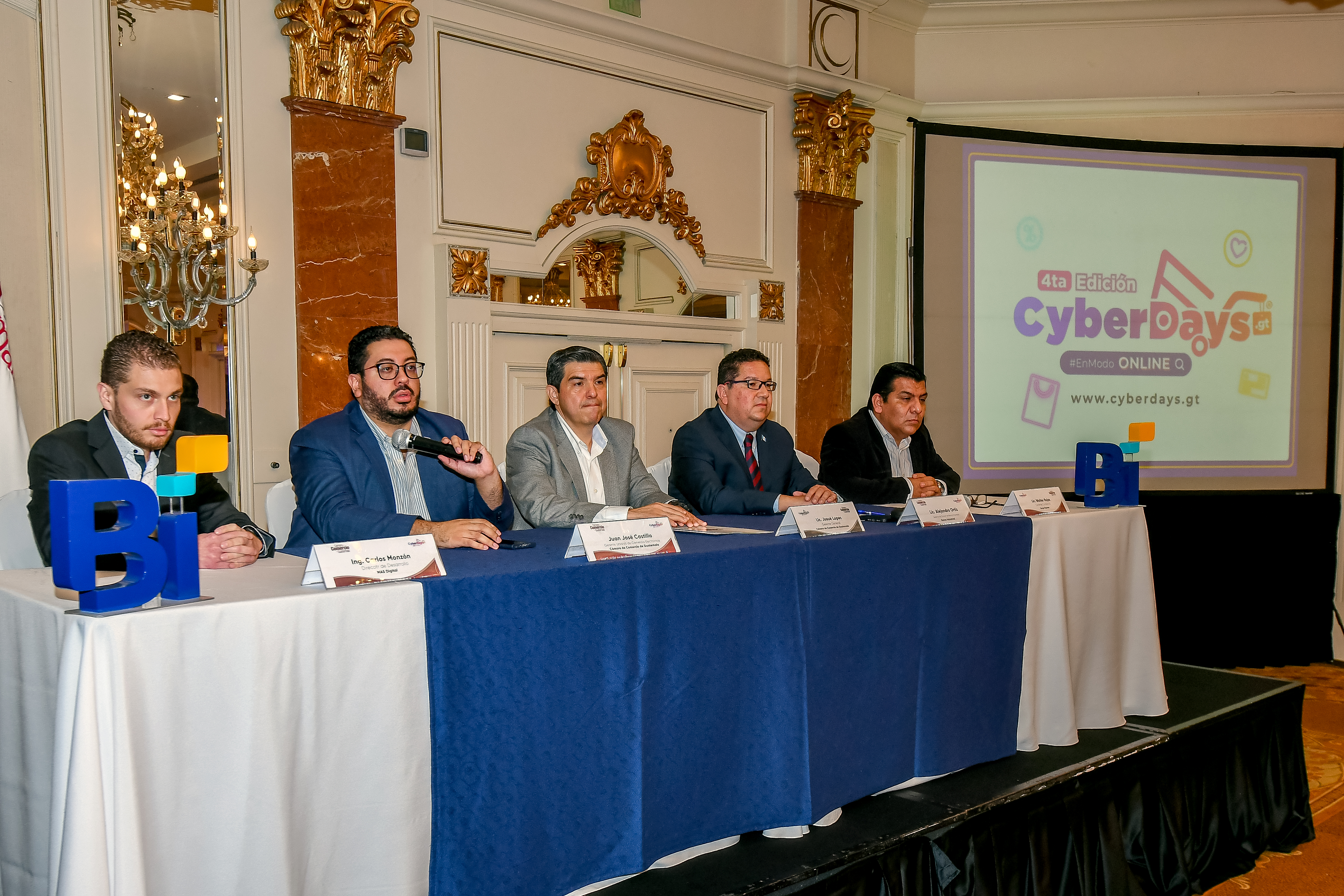 Carlos Monzón, director de desarrollo de Mas Digital; Juan José Castillo, gerente unidad de comercio electrónico; Josué López, gerente general de Cámara de Comercio de Guatemala; Alejandro Ortiz, gerente de división de banca empresas de Banco Industrial; y Walter Rojas, gerente comercial de Cargo Expreso.  Foto Prensa Libre: Sergio Muñoz