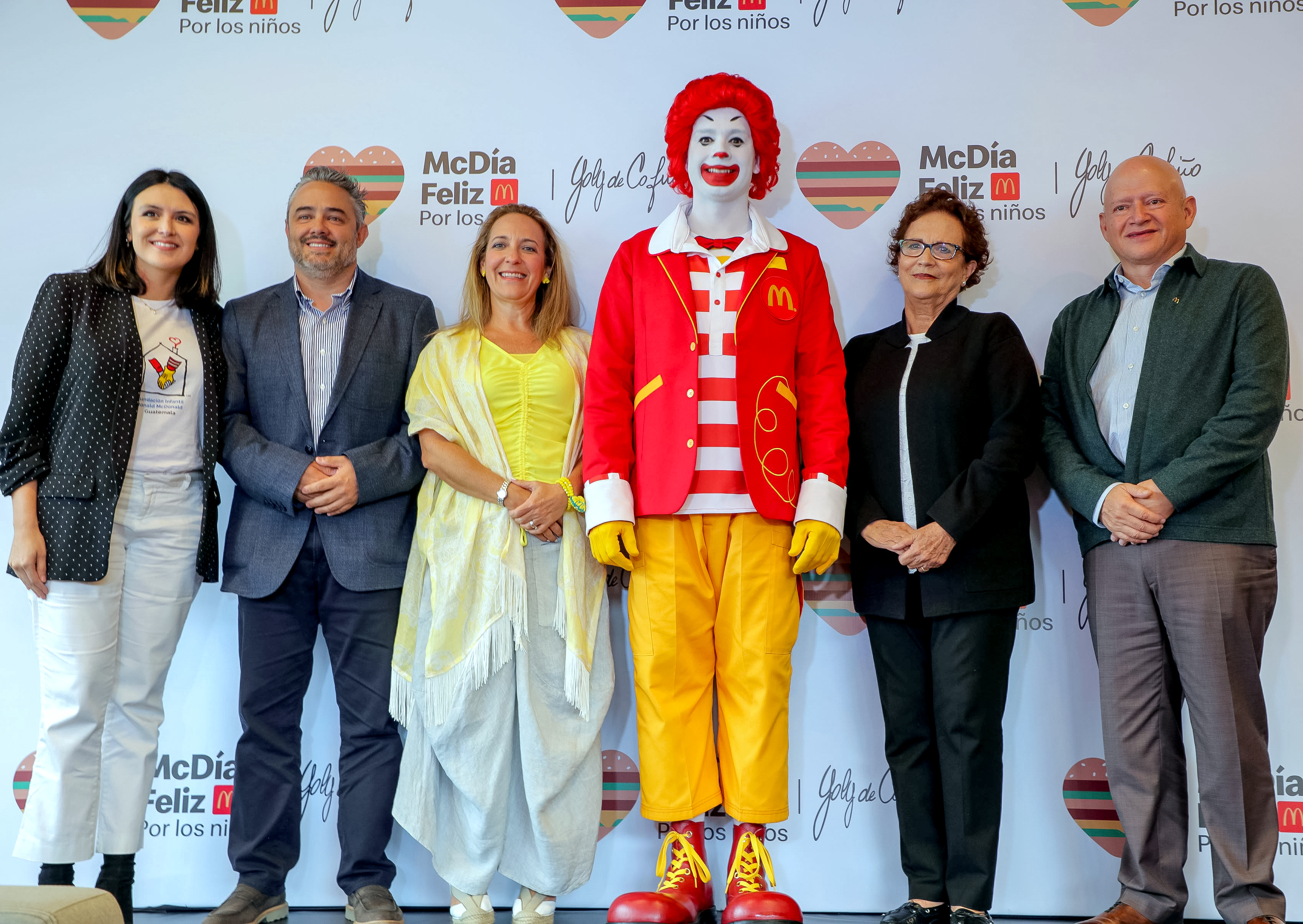 Representantes de las cuatro fundaciones junto a Ronald McDonald y Álvaro Cofiño, presidente de McDonald´s Mesoamérica. Foto Prensa Libre: Cortesía