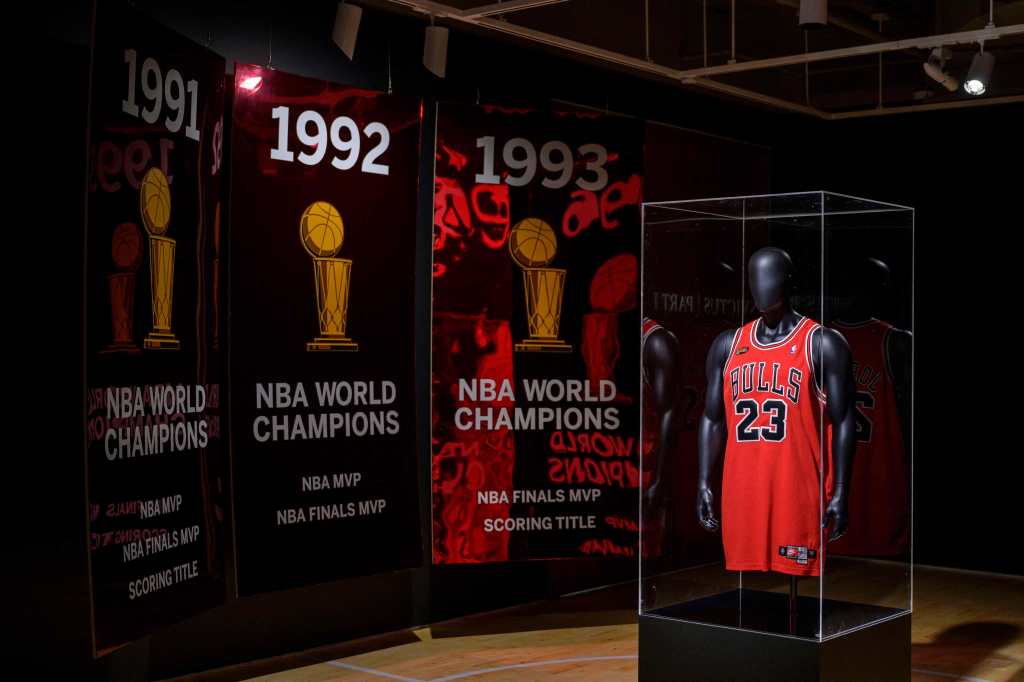 La camiseta de Michael Jordan del primer juego de las Finales de la NBA de 1998 se exhibió en una subasta de Sotheby’s en Nueva York en 2022.