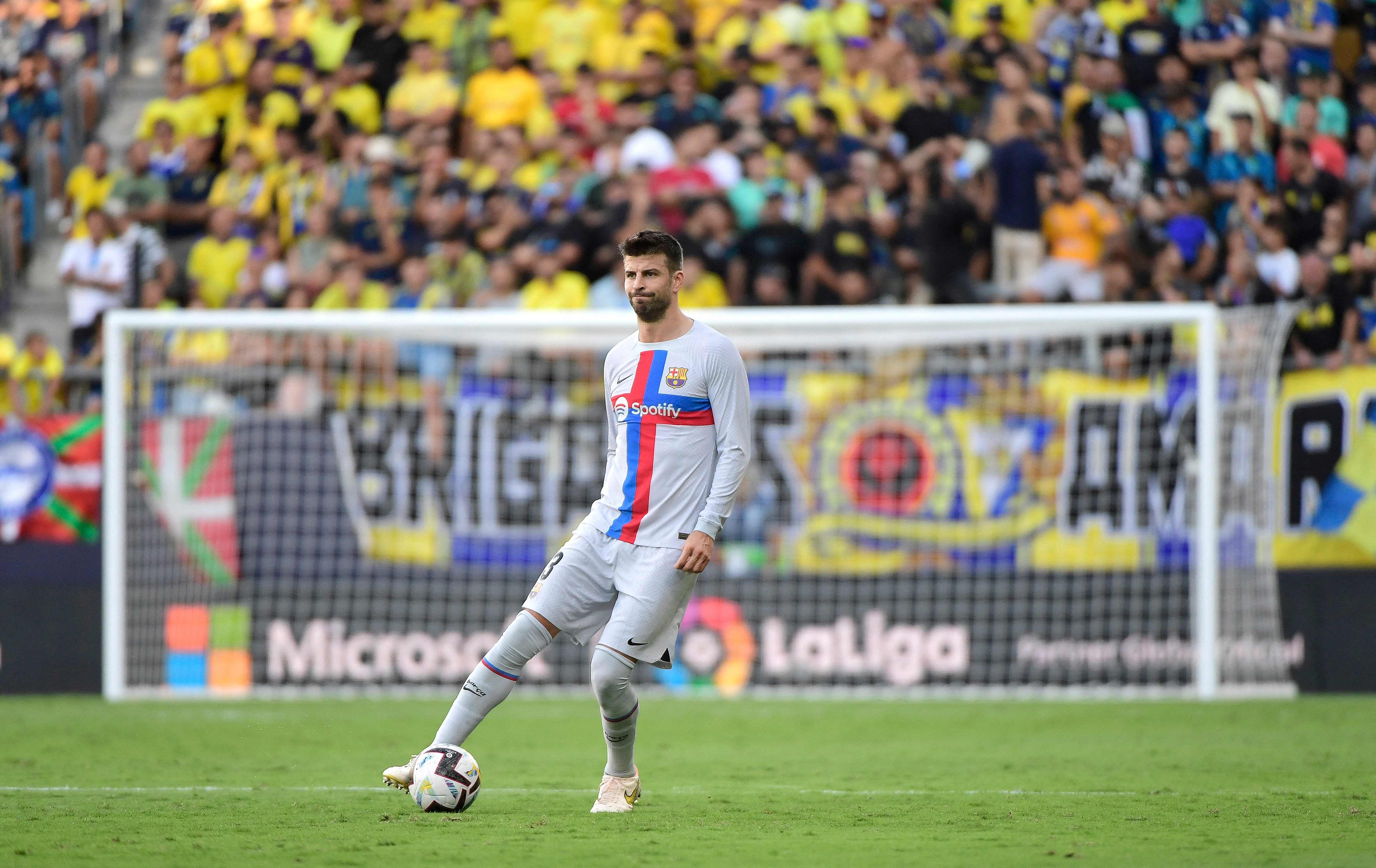 El defensa español del Barcelona Gerard Piqué controla el balón durante el partido de fútbol de la liga española entre el Cádiz CF y el FC Barcelona el 10 de septiembre de 2022. (Foto Prensa Libre: CRISTINA QUICLER / AFP)