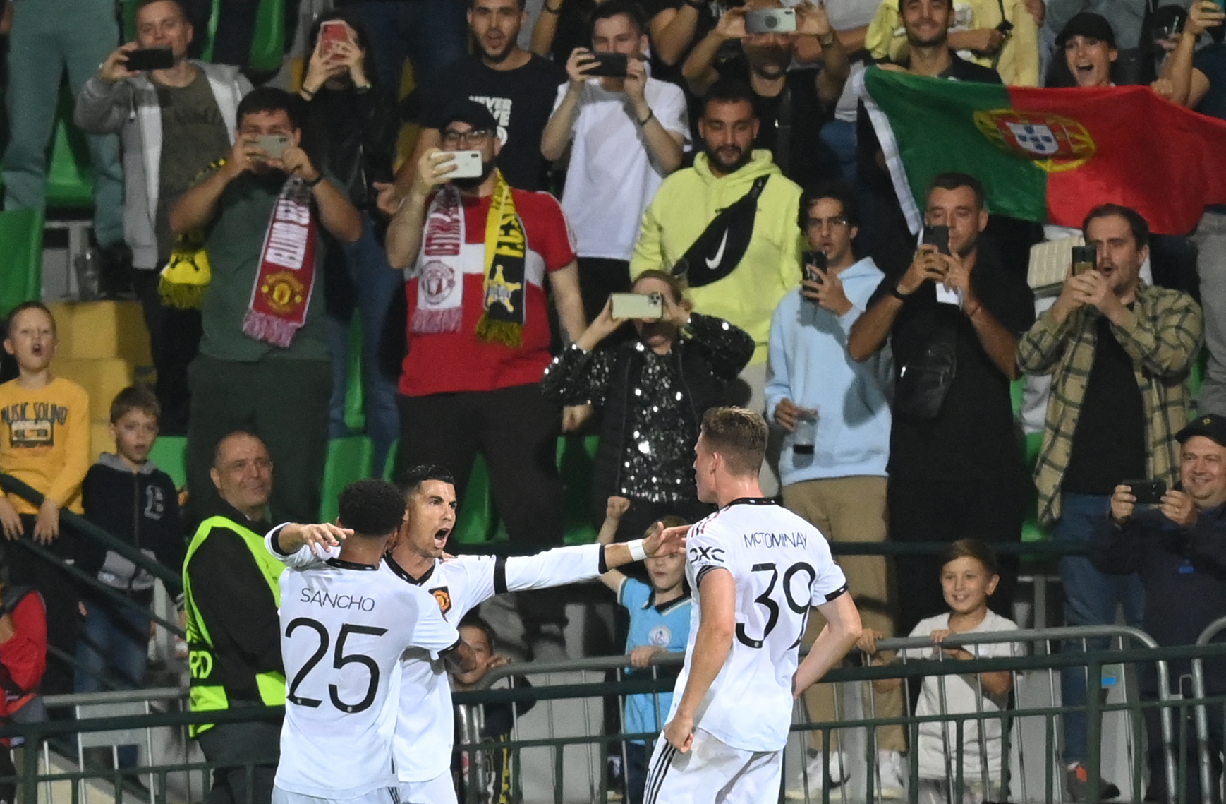 Cristiano Ronaldo celebra después de anotar contra el Sheriff. (Foto Prensa Libre: AFP)