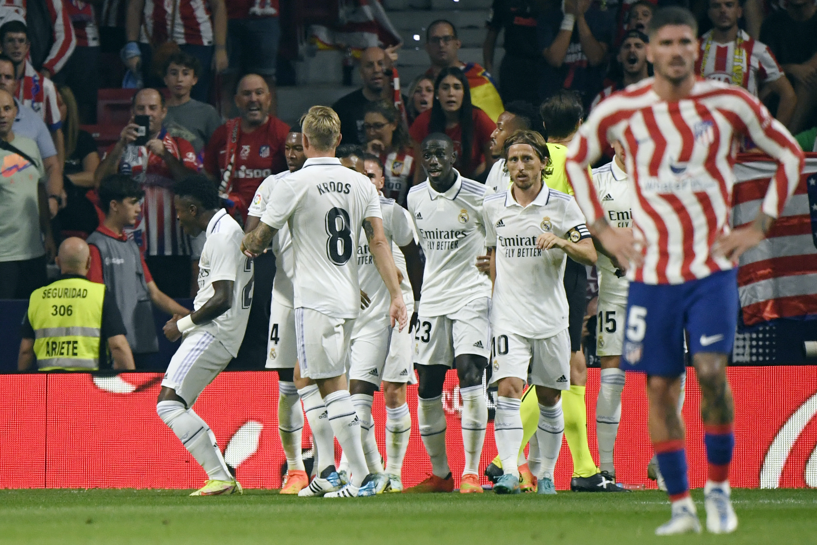 Durante la semana Vinicius fue muy criticado por su forma de celebrar los goles y al final sí bailó en el Metropolitano junto a Rodrygo. (Foto Prensa Libre: AFP)