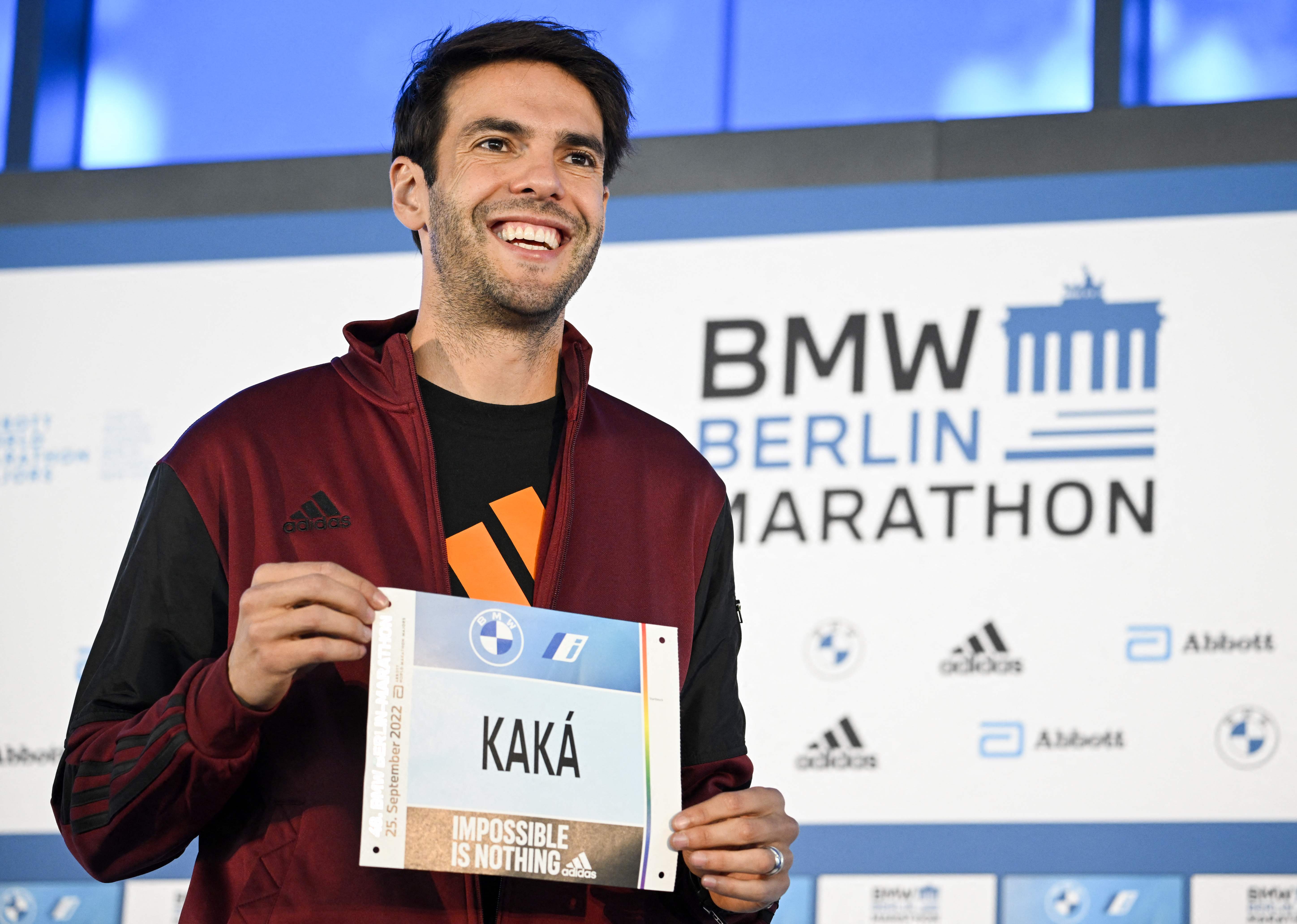 De esta manera anunció Kaká ante los medios que correrá su primer maratón. (Foto Prensa Libre: AFP)