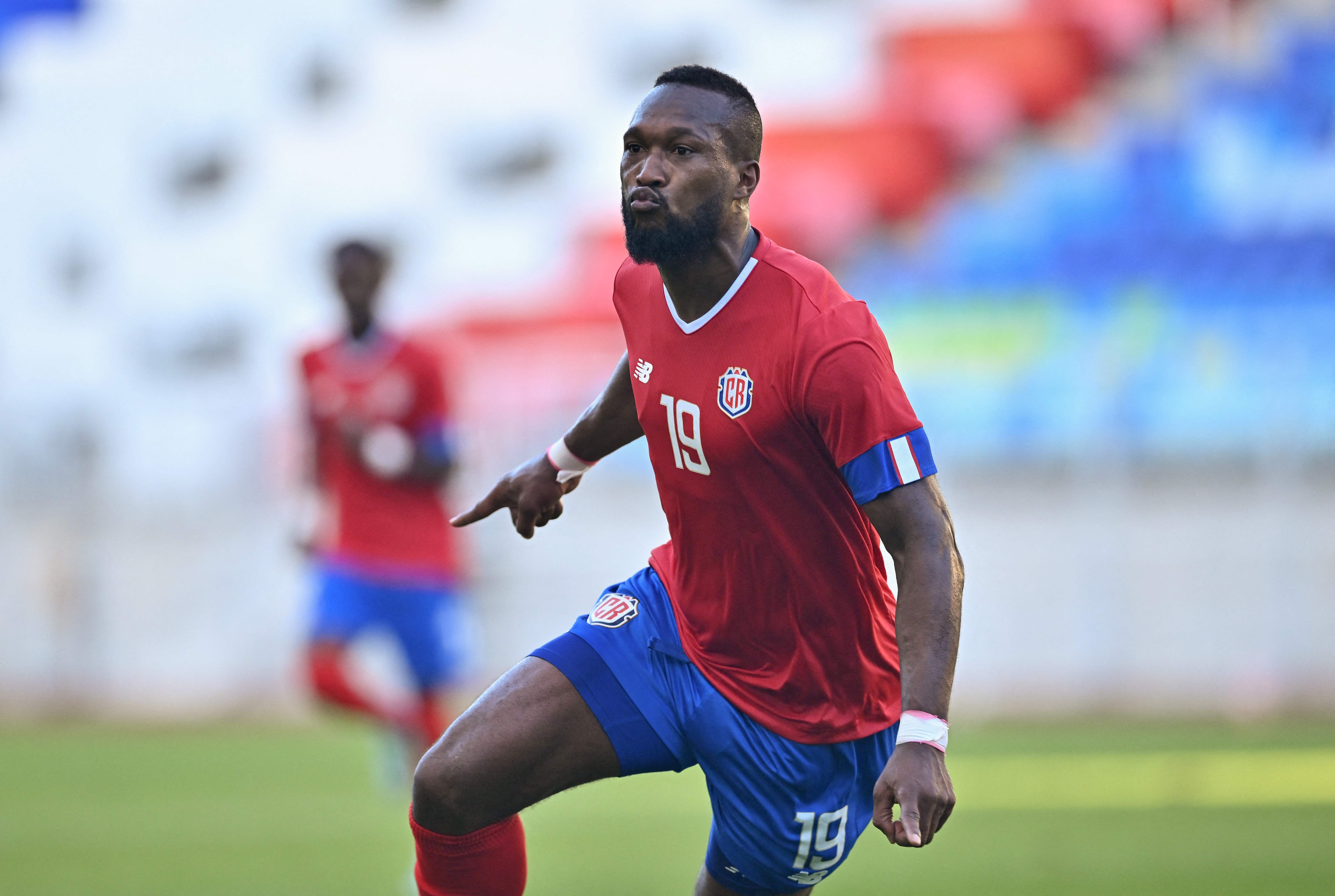 Kendall Waston  celebra el gol de la victoria de Costa Rica en el amistoso contra   Uzbekistán. (Foto Prensa Libre: AFP).