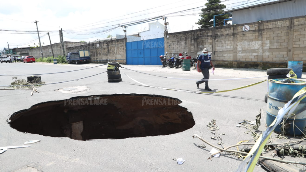 Socavón en la zona 4 de Mixco