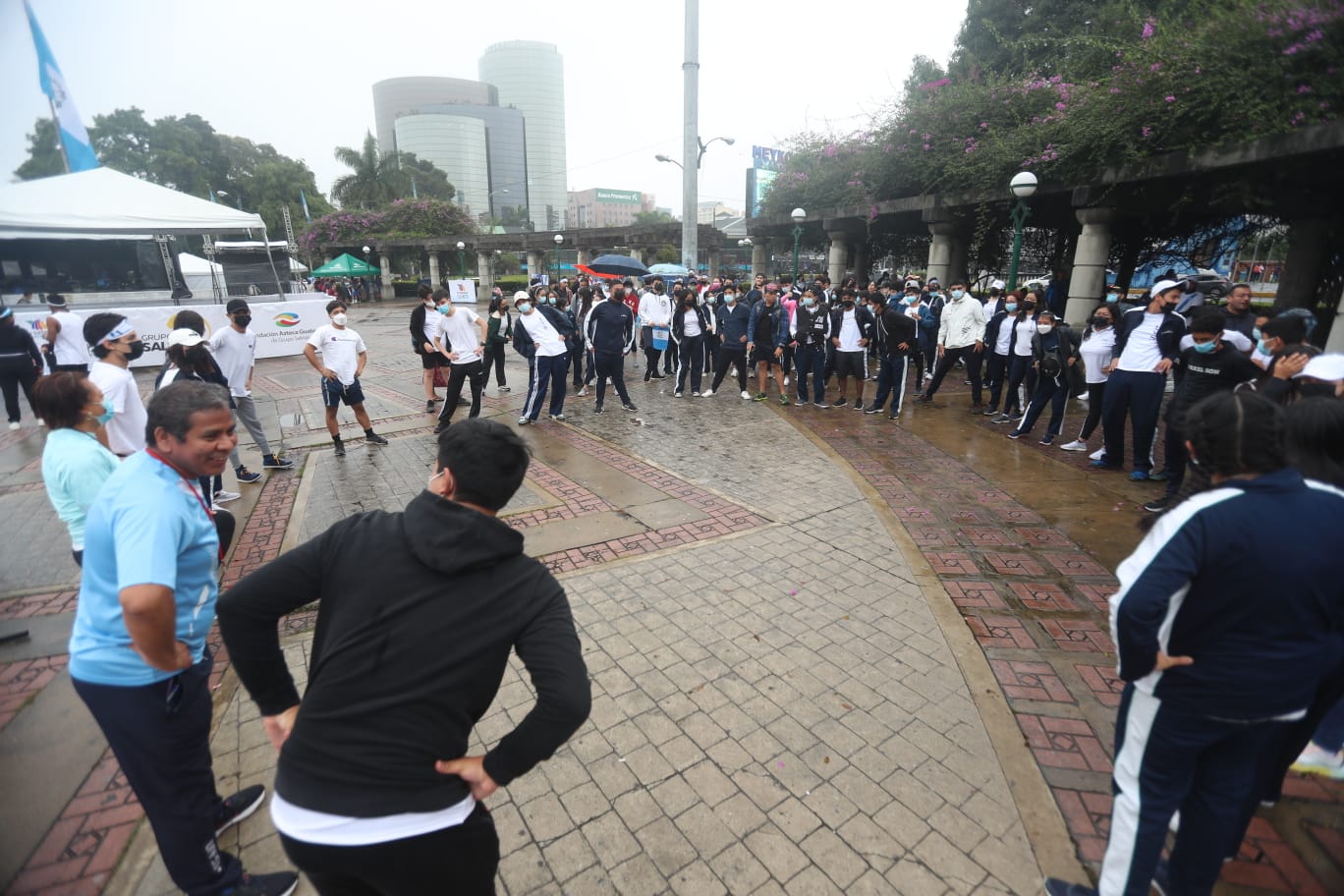 Decenas de personas encienden antorchas desde primeras horas de este martes 14 de septiembre en la Plaza del Obelisco. (Foto Prensa Libre: J. D. González)