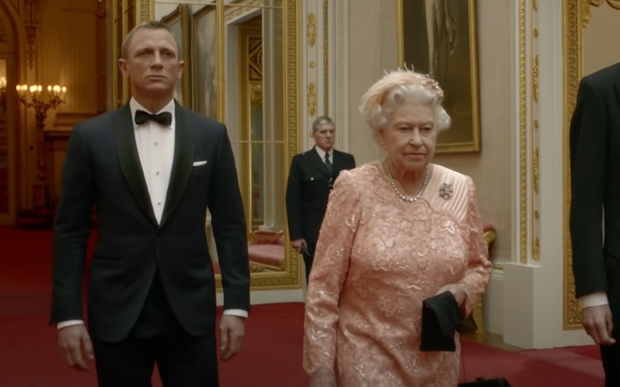 Lo impensable sucedió en Londres 2012: la reina y James Bond se montaron en un helicóptero para presenciar la ceremonia de apertura de los Juegos Olímpicos. (Foto Prensa Libre: YouTube)