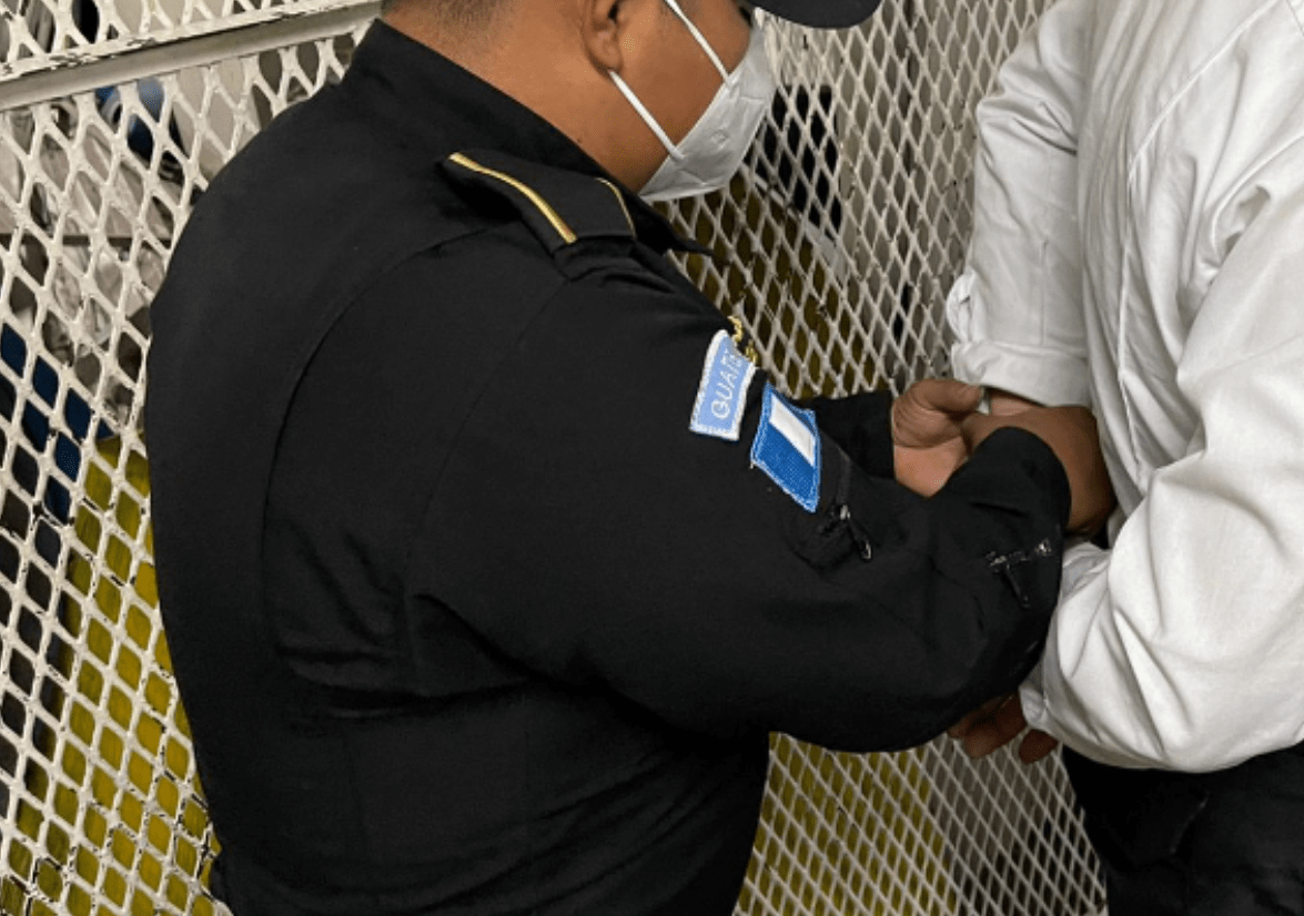 Capturan a guardia en la zona 18