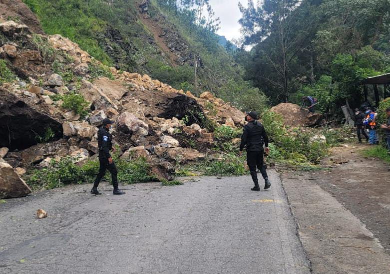 Socavamientos en carreteras se reportan tras las últimas lluvias. (Foto Prensa Libre: PNC)