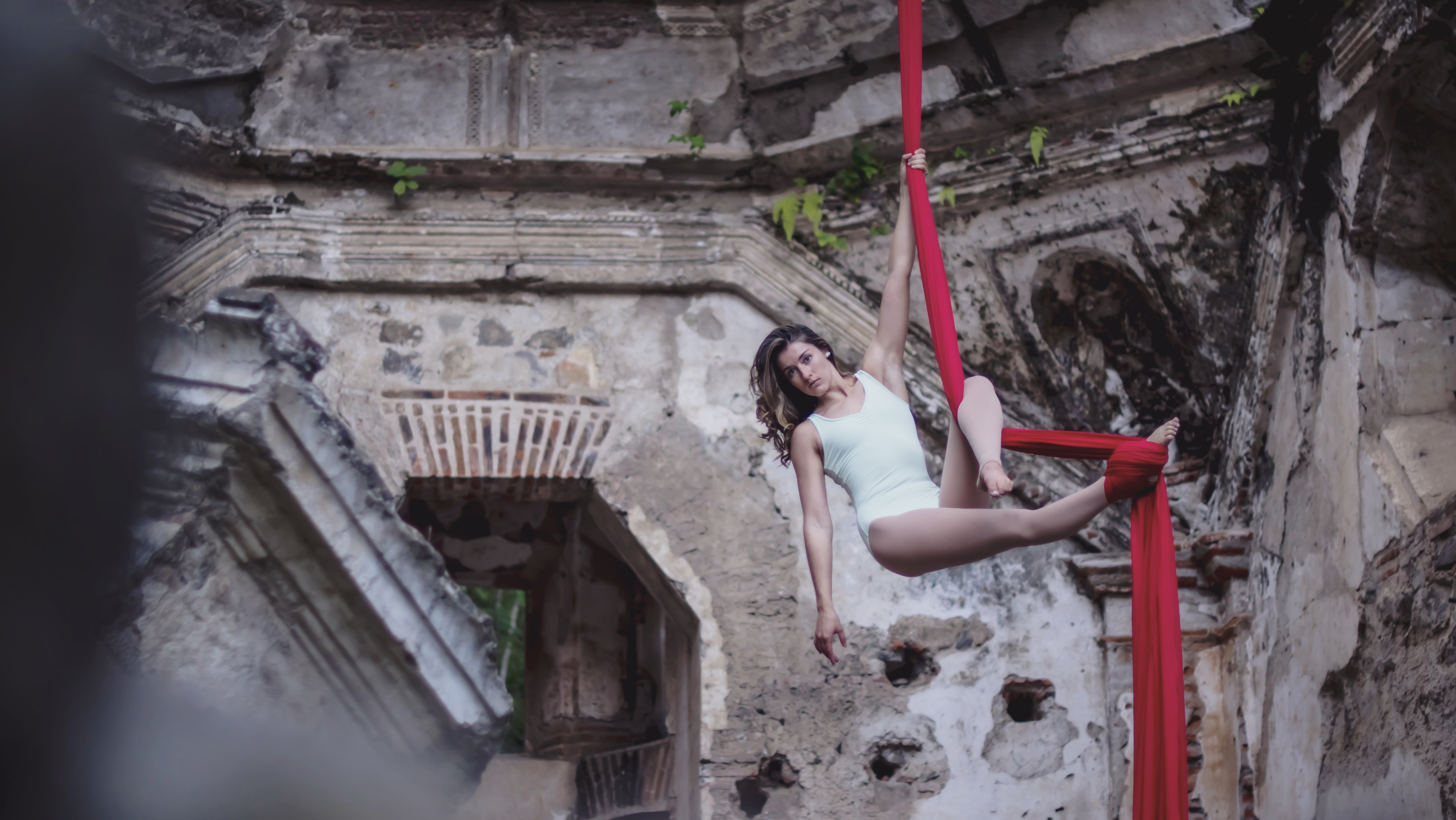 Joelle Cuchet practica la danza de tela hace más de cinco años. En la fotografía su base, o sostén, es llave de pie. (Foto Prensa Libre: cortesía Daniel502).