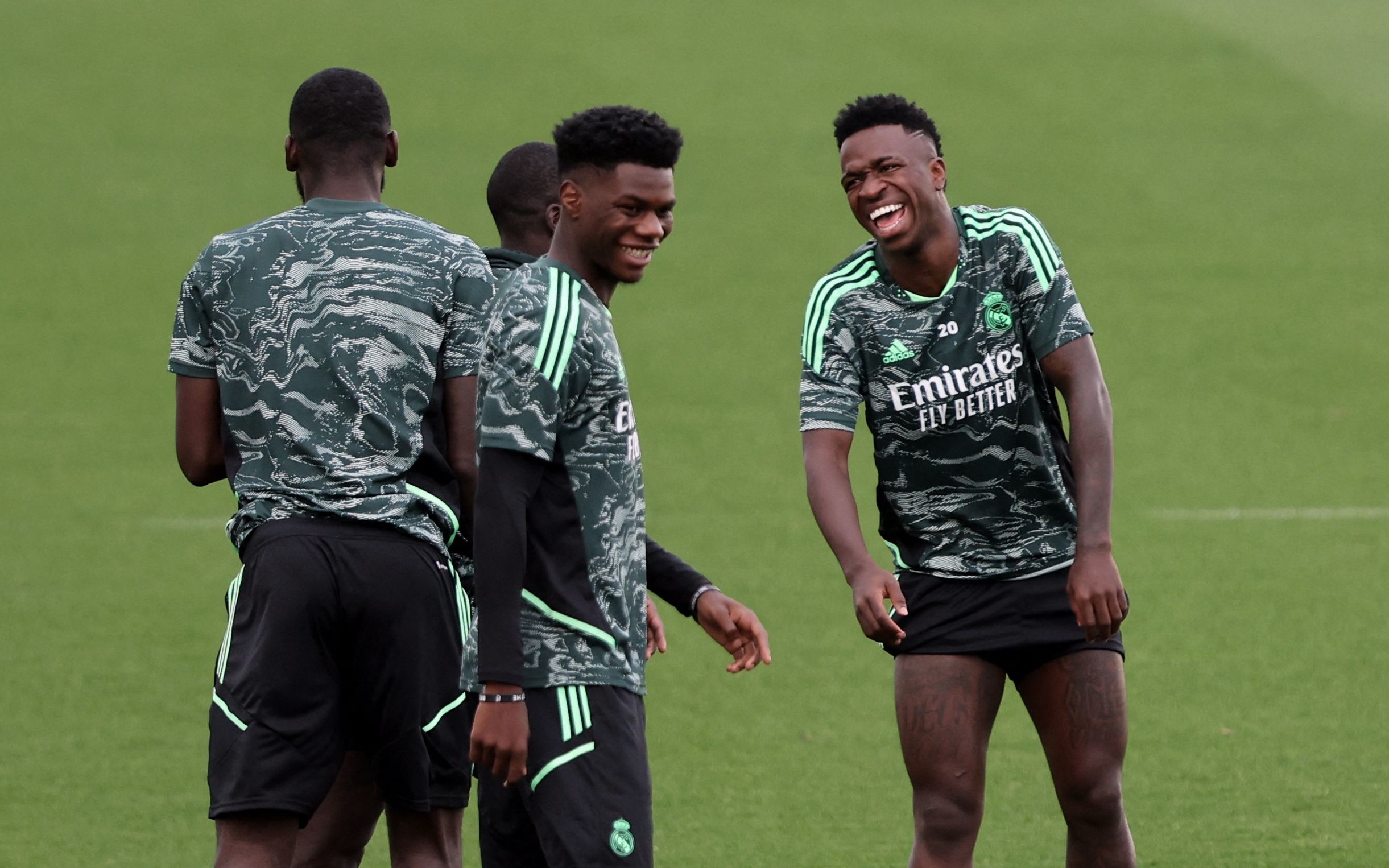 Vinicius Jr. ríe durante uno de los entrenamientos del Real Madrid durante la semana previo al juego frente al Atlético de Madrid. (Foto Prensa Libre: AFP).