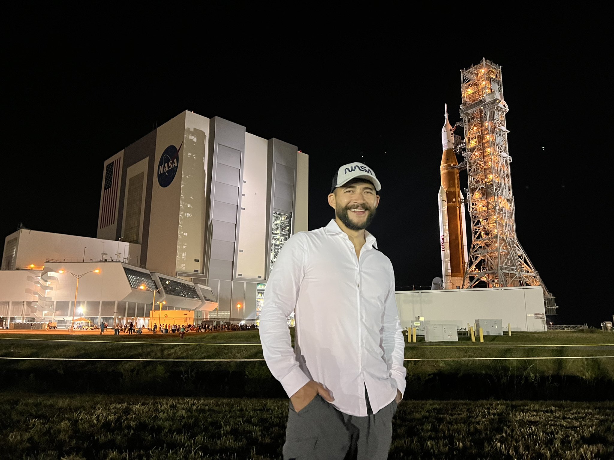 Luis Zea frente al Artemis I, la nave que llevará un pedacito de Guatemala a la Luna. (Foto Prensa Libre: Cortesía Luis Zea) 