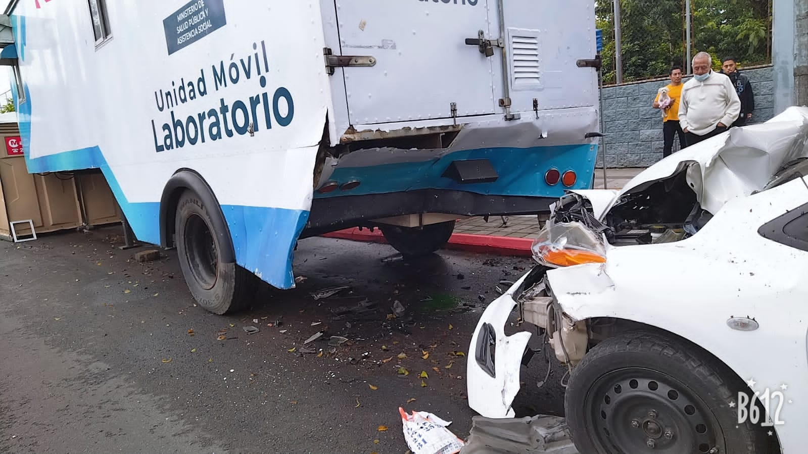 Se necesitó una grúa para retirar el vehículo luego del choque. Fotografía: Cortesía.