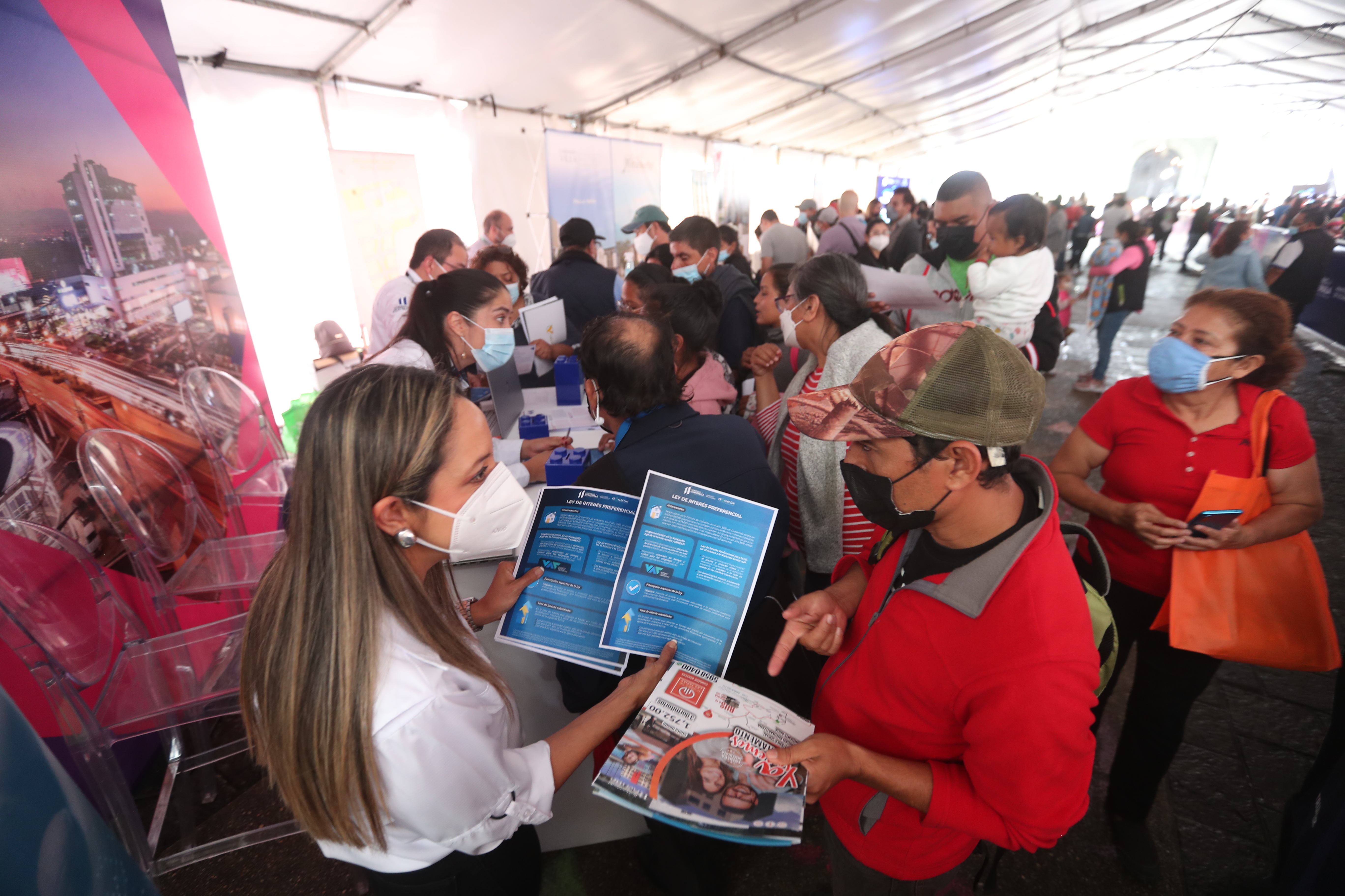 Varias personas asisten a la Inauguración de la primera feria para la vivienda social impulsada por Ministerio de Economía y que se lleva a cabo en el Parque Central.
(Fotografía. :Erick Ávila).