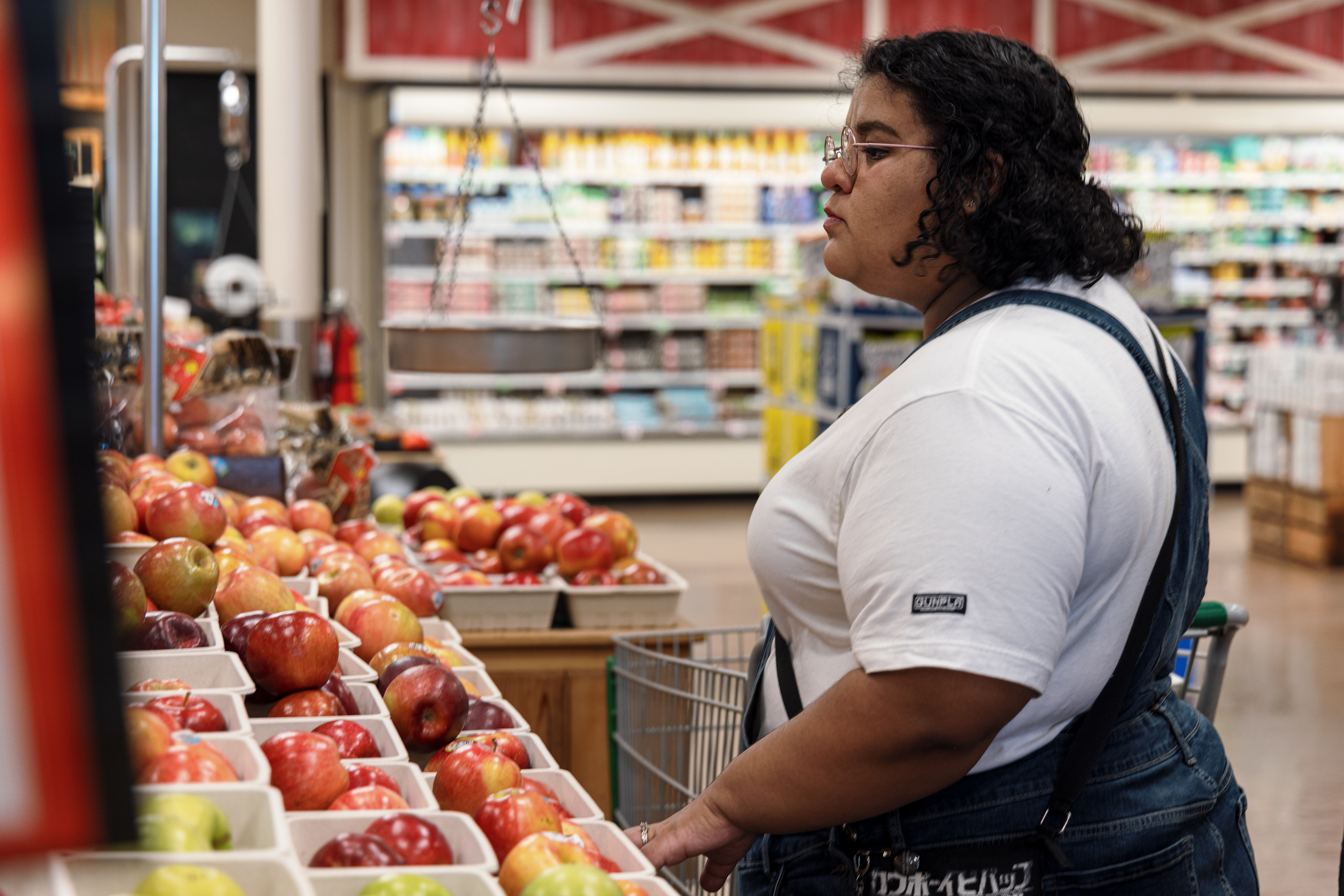 Ambar Valdez, quien dijo que los servicios de pago diferido le ayudan a preocuparse menos por costear otros gastos, compra víveres en una tienda Sprouts en San Antonio, el 19 de julio de 2022.