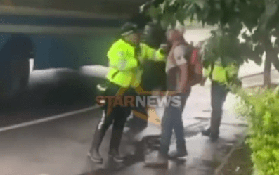 Captura de pantalla del video en el que se observa a agentes de la PMT de Ciudad Vieja, Sacatepéquez, enfrentarse a un hombre, aparentemente en estado de ebriedad. (Foto Prensa Libre)