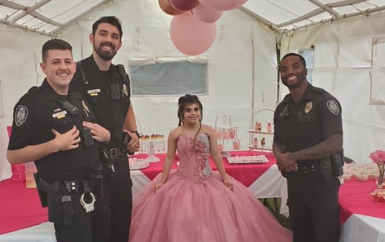 Policías en fiesta de XV años en Carolina del Norte