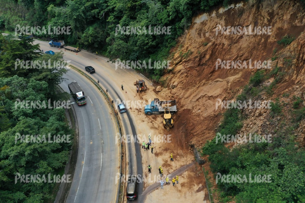 A pesar del peligro que representa, habilitan paso en el kilómetro 22.5 de la ruta Interamericana. (Foto: Prensa Libre María José Bonilla)