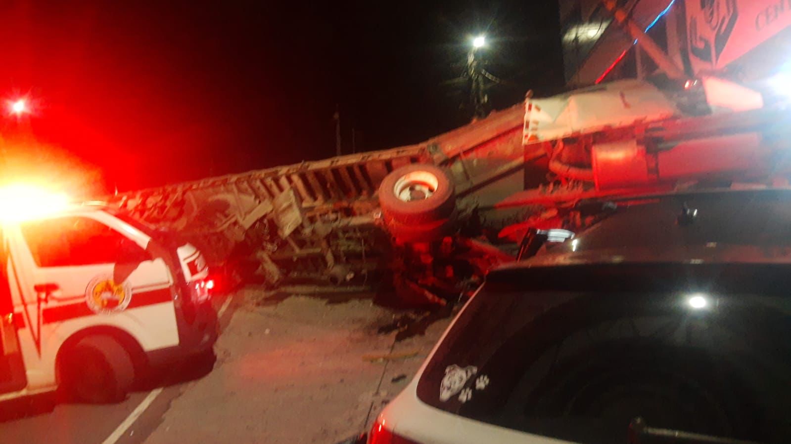 Un tráiler chocó con un sanatorio y causó destrozos en la zona 1 de Villa Nueva. (Foto Prensa Libre: Bomberos Voluntarios)