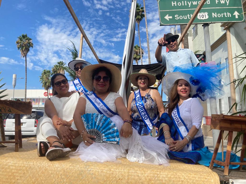 Una carroza de guatemaltecas participa en el desfile conmemorativo de El Salvador, el pasado 1 de septiembre, el 18 del mismo mes será el desfile de Guatemala, en Los Ángeles. (Foto: Walter Batres)