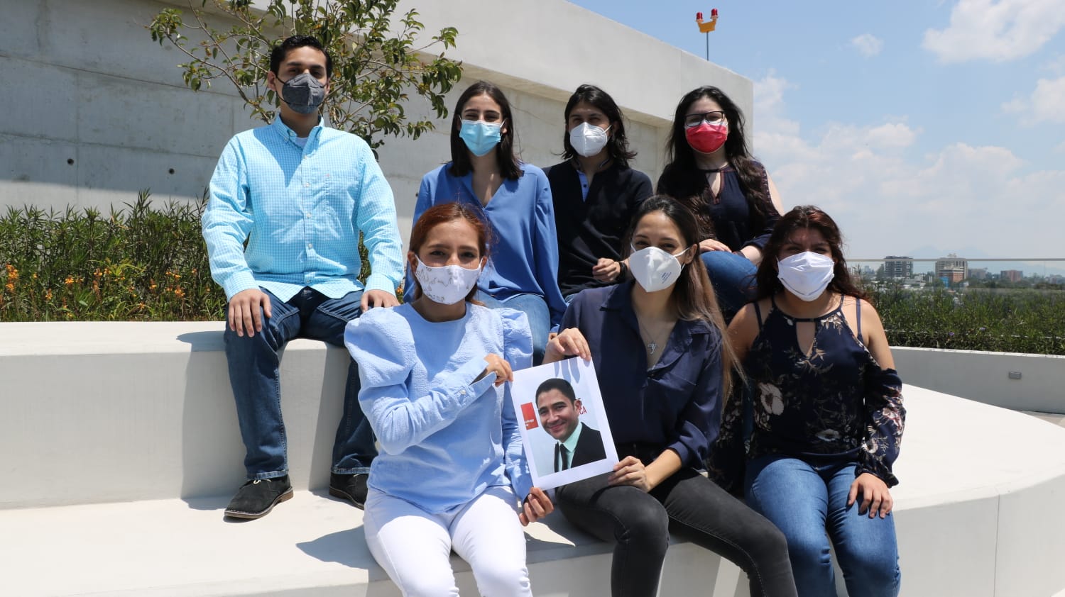 Integrantes de la Asociación Guatemalteca de Ingeniería y Ciencias Espaciales AGICE  en esta imágen cuenta con una fotografía impresa del doctor Luis Zea.  En la fila de arriba aparecen Miguel Ängel Véliz, vicepresidente; Andrés Say, Israelí Galicia, y en la fila de abajo aparecen Ivanna López, Katherinne Herrera-Jordán, presienta, María Alejandra Barrientos, secretaria. (Foto Prensa Libre: cortesía AGICE)