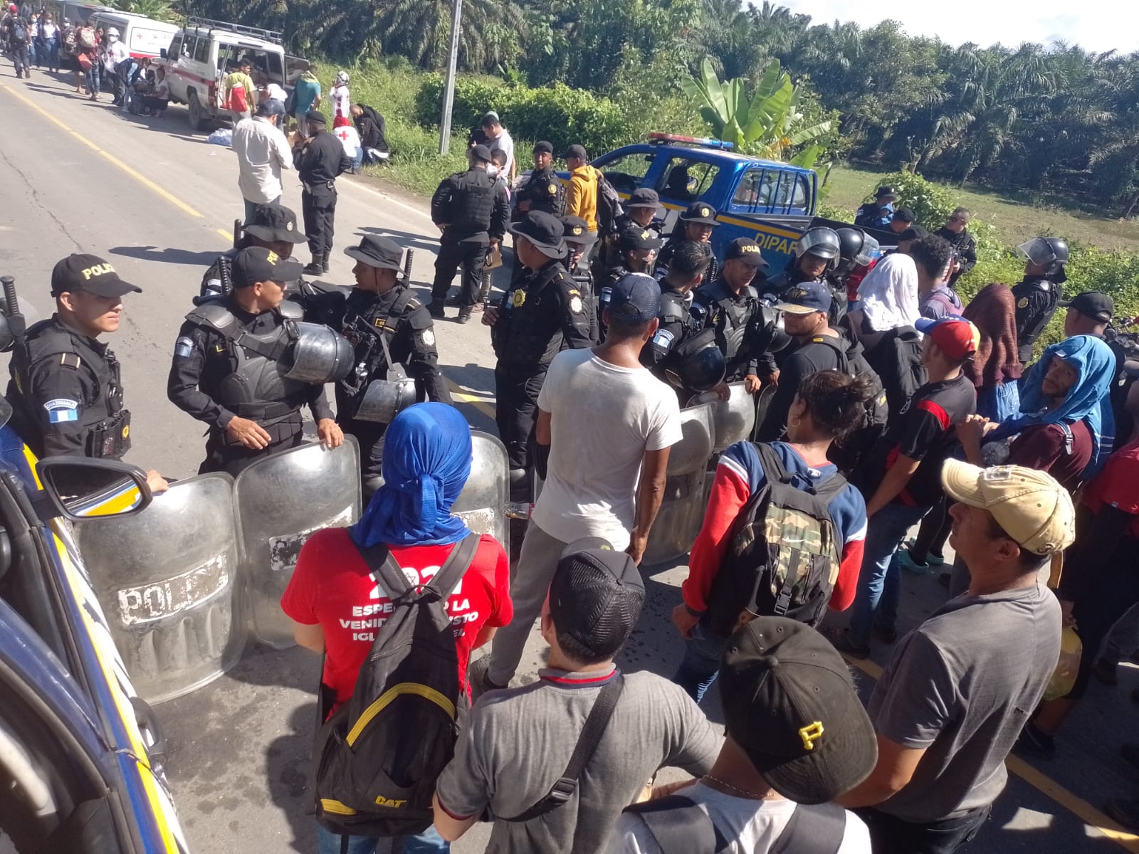 Vista de la reciente caravana el pasado 25 de septiembre que fue interceptada por la Policía Nacional Civil. (Foto: Migración)