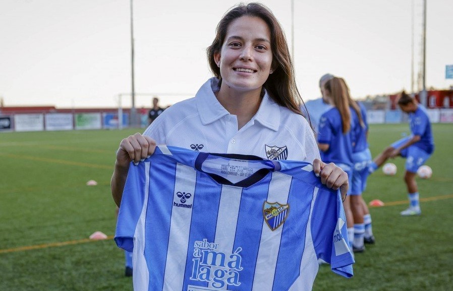 Amanda Monterroso muestra la camisola de su nuevo equipo el Málaga, de España, de la Segunda División. (Foto Cortesía Málaga).