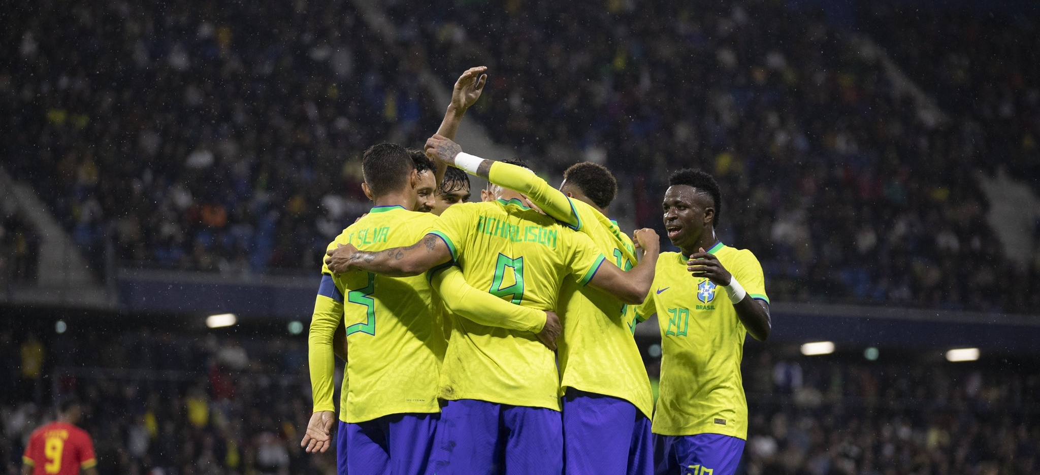 Los jugadores de Brasil festejan en el duelo amistoso contra Ghana. (Foto Prensa Libre: Twitter @CBF_Futebol)