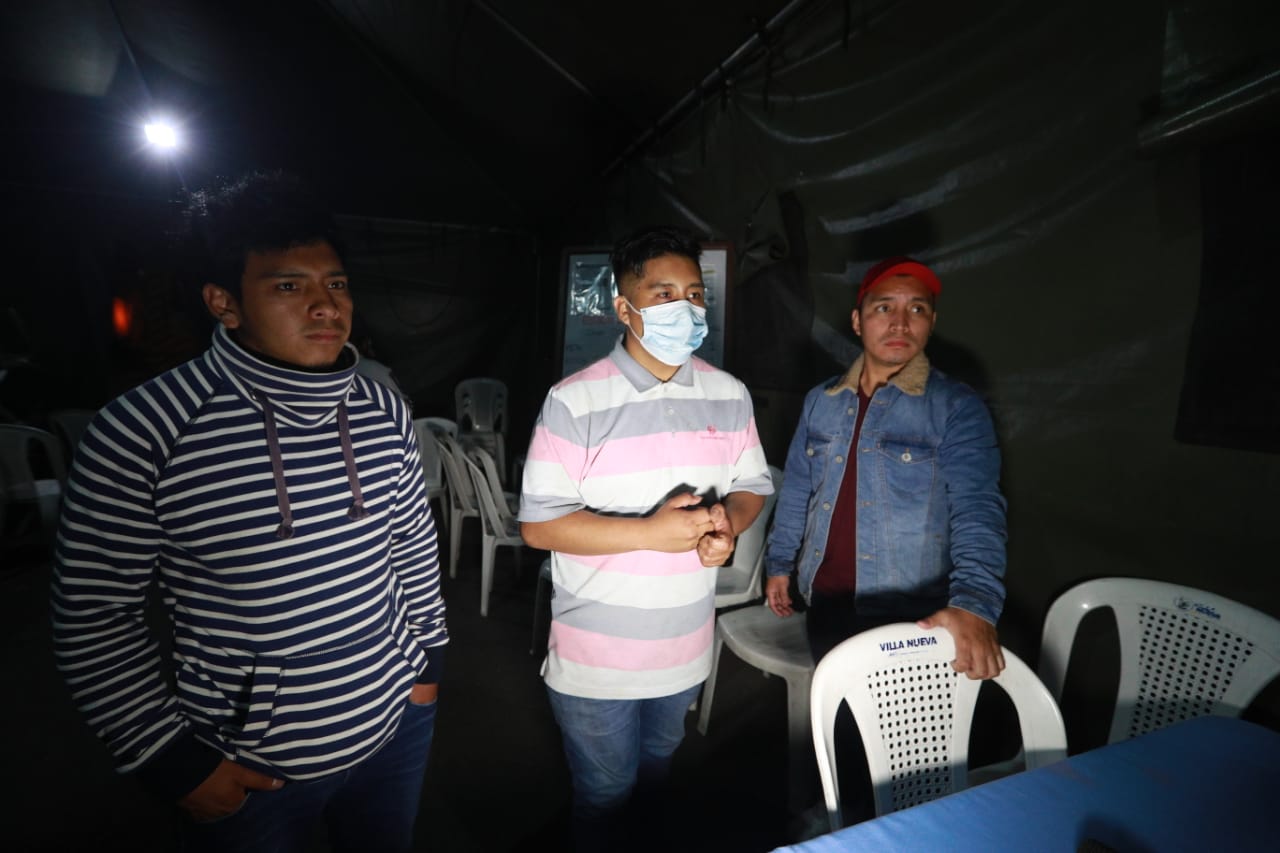 Familiares de madre e hija desaparecidas le han pedido a las autoridades que continúen con su búsqueda. Las quieren vivas o muertas, dijeron. (Foto Prensa Libre: María José Bonilla).