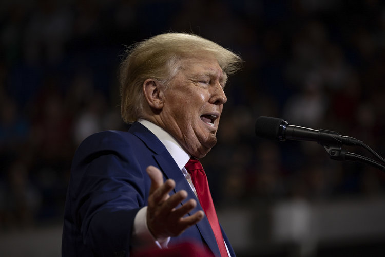 El expresidente Donald Trump habla en su primer mitin desde que su casa fue registrada por agentes del FBI, en Wilkes-Barre, Pensilvania, el 3 de septiembre de 2022. (Foto Prensa Libre: Hannah Beier/The New York Times)