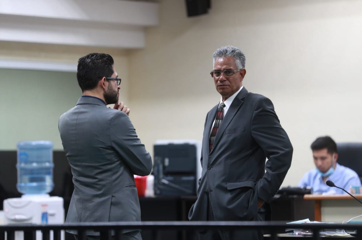 Carlos Muñoz, exjefe de la SAT, de frente, en la audiencia del caso la Línea en la cual declaró. (Foto Prensa Libre: María José Bonilla)