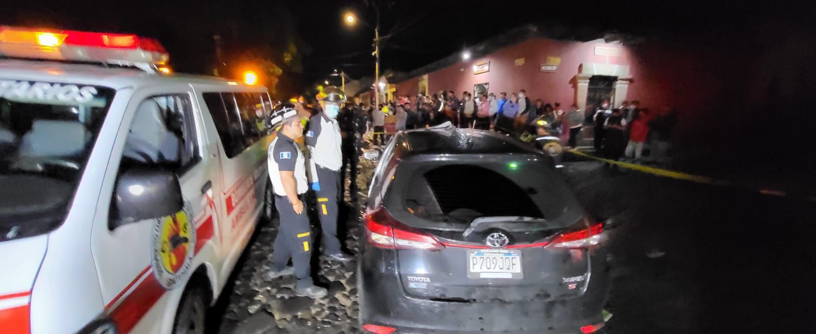 Tres mujeres que viajaban en un vehículo fueron atacadas a balazos por desconocido en la Calzada Santa Lucía, en Antigua Guatemala. (Foto Prensa Libre: Bomberos Voluntarios)