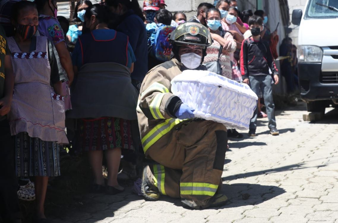 Trasladan el cadáver de un menor de edad a la morgue del Inacif. Doce personas murieron en un incendio en Magdalena Milpas Altas, Sacatepéquez. (Foto Presa Libre:  Érick Ávila)