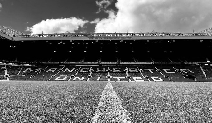 Los estadios de los equipos que conforman la Premier League estarán vacíos este fin de semana debido al luto que se vive en Reino Unido por la muerte de la reina. (Foto Prensa Libre: Manchester United/Twitter)