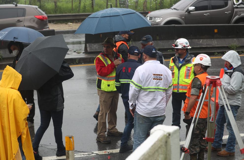 Autoridades realizan estudios en el km 11.5 de la ruta a El Salvador, donde hay una agrietamiento en la carretera. (Foto Prensa Libre: Roberto López)