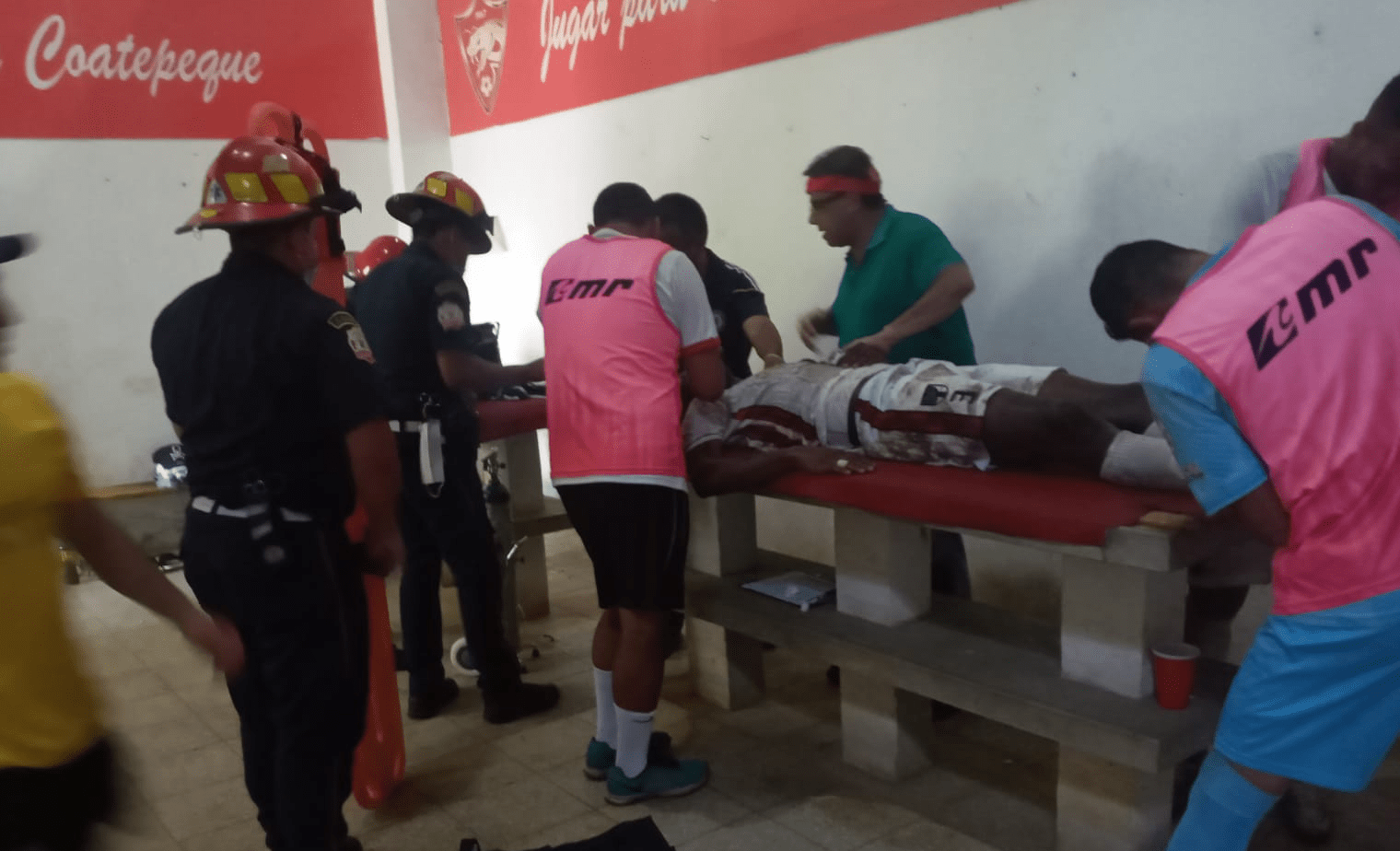 Josue Ramirez Asprilla fue atendido en los camerinos de estadio Israel Barrios de Coatepeque. Foto Prensa Libre (Bomberos Municipales Las Delicias)