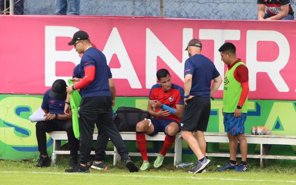 José Carlos Martínez sufrió una lesión este domingo ante Santa Lucía Cotz. Foto Prensa Libre (Andrés ADF)