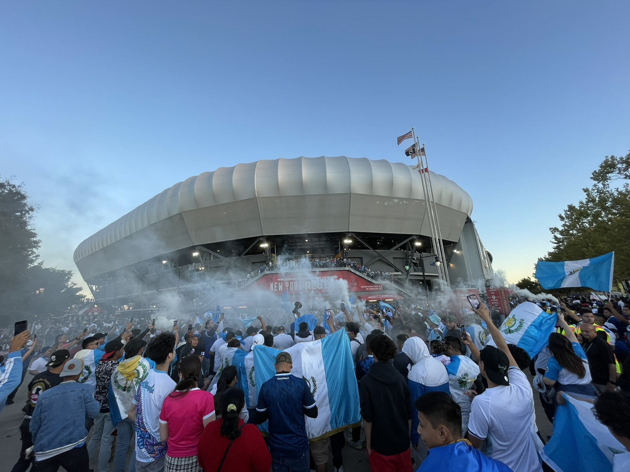 Cientos de aficionados guatemaltecos se han hecho presentes en el Red Bull Arena. Foto Prensa Libre (Andrés Agulla)