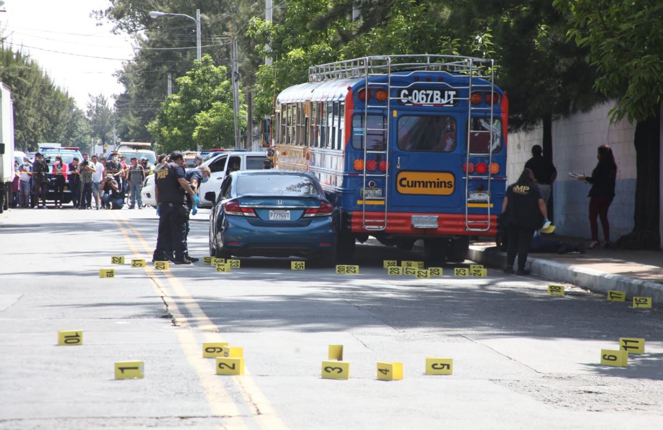 Balacera deja seis muertos frente al Cementerio La Verbena. (Foto Prensa Libre: Luis Machá)